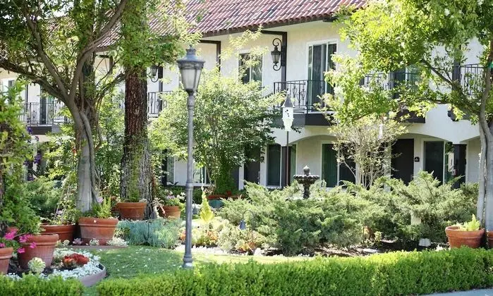 Deluxe Single Room, 2 Queen Beds, Non Smoking, Garden View