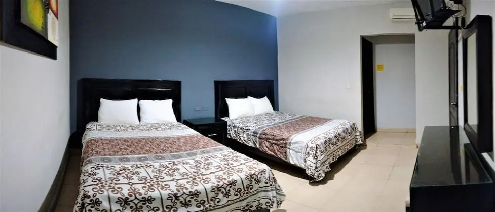 Tek Büyük Yataklı Oda, 2 Çift Kişilik Yatak