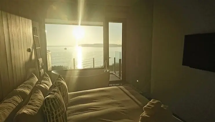 Romantic Tek Büyük Yataklı Oda, 1 Yatak Odası, Koy Manzaralı, Denize Bakan