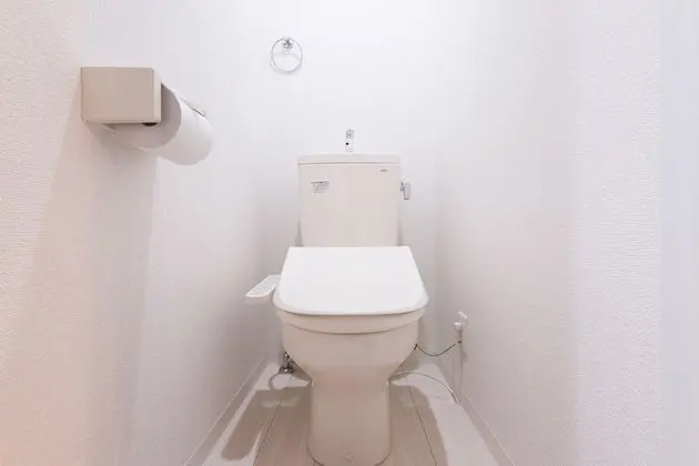 Üç Kişilik Oda, Sigara İçilmez