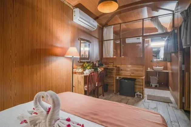 Shepherd Huts (Honeymoon Suite)