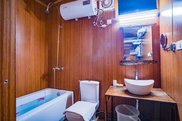 Shepherd Huts (Honeymoon Suite)