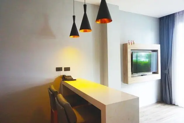 Deluxe Tek Büyük Yataklı Oda, Havuz Manzaralı