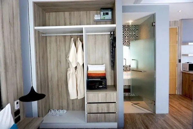 Deluxe Tek Büyük Yataklı Oda, Havuz Manzaralı