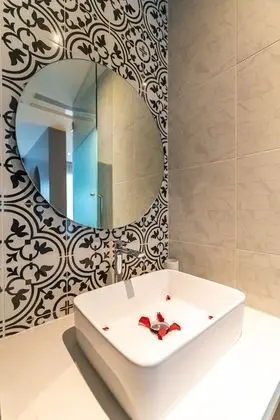Deluxe Tek Büyük Yataklı Oda, Havuz Manzaralı