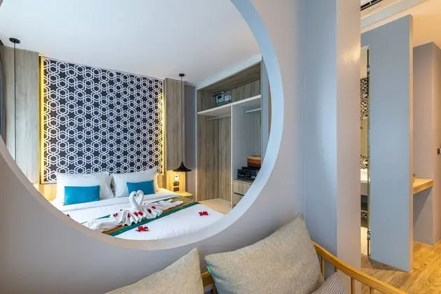 Deluxe Tek Büyük Yataklı Oda, Havuz Manzaralı