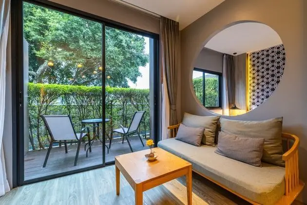 Deluxe Tek Büyük Yataklı Oda, Havuz Manzaralı