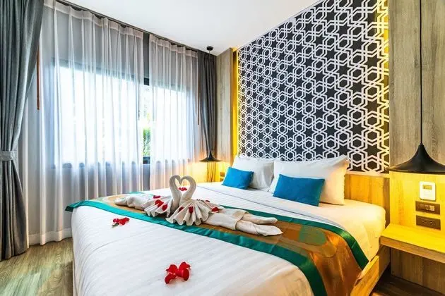 Deluxe Tek Büyük Yataklı Oda, Havuz Manzaralı