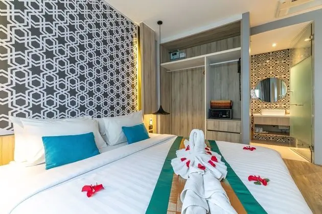 Deluxe Tek Büyük Yataklı Oda, Havuz Manzaralı