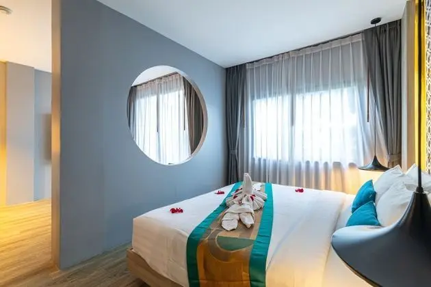 Deluxe Tek Büyük Yataklı Oda, Havuz Manzaralı