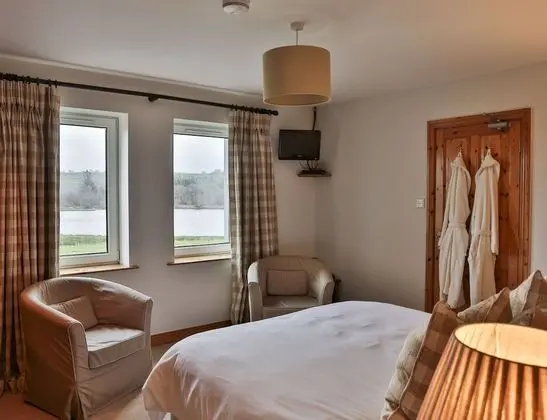 Deluxe Tek Büyük Yataklı Oda, Banyolu/Duşlu, Göl Manzaralı (Heron View Room)