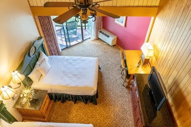 Loft 2 Queen Bed - Lodges
