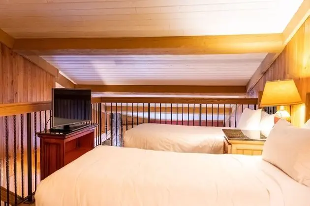 Loft 2 Queen Bed - Lodges