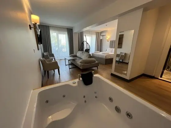 Deluxe Jakuzili Suite, Bahçe Manzaralı, Jakuzili
