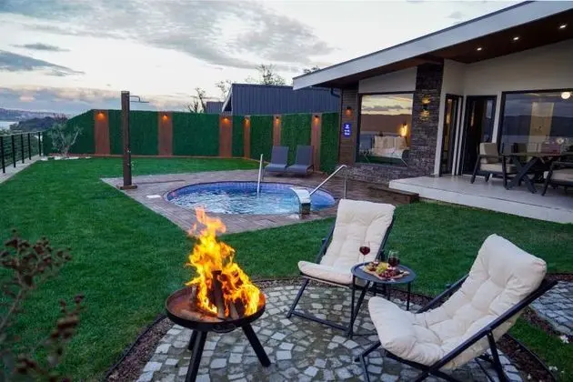 Garden Suite Custom Göl Manzaralı Özel Havuzlu Oda