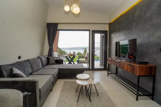 Garden Suite Custom Göl Manzaralı Özel Havuzlu Oda