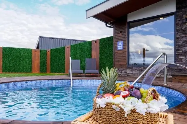 Garden Suite Custom Göl Manzaralı Özel Havuzlu Oda