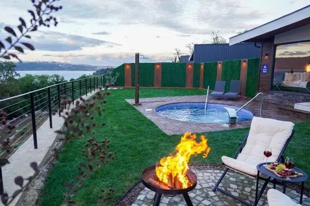 Garden Suite Custom Göl Manzaralı Özel Havuzlu Oda