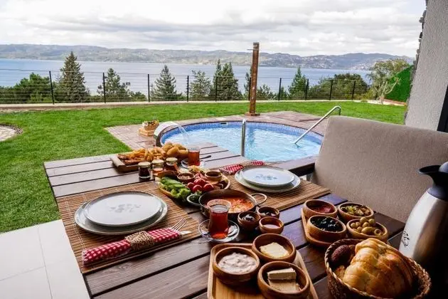 Garden Suite Custom Göl Manzaralı Özel Havuzlu Oda