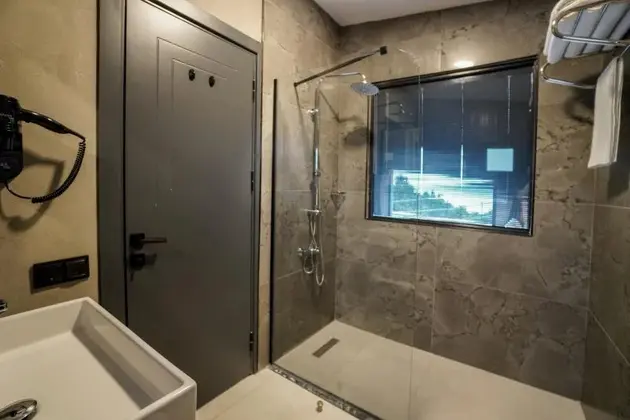 Garden Suite Custom Göl Manzaralı Özel Havuzlu Oda