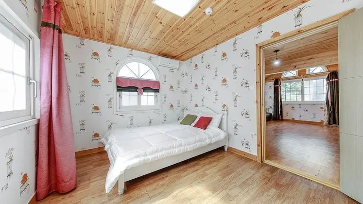 Sun - Extra person charge on site more than 2 people