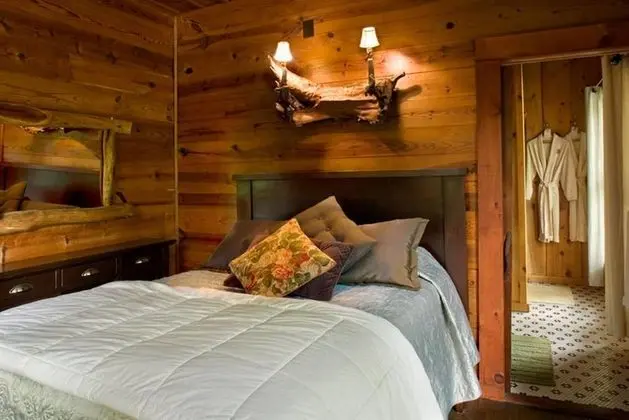 Oda (02 The Lake Rabun Room)