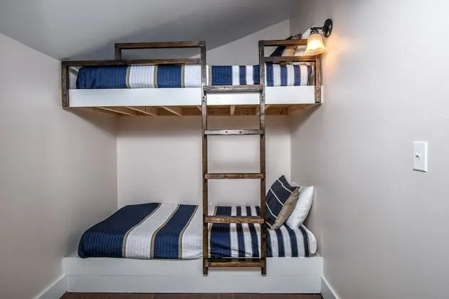 Ev, Birden Çok Yatak, Sıcak Su Havuzu