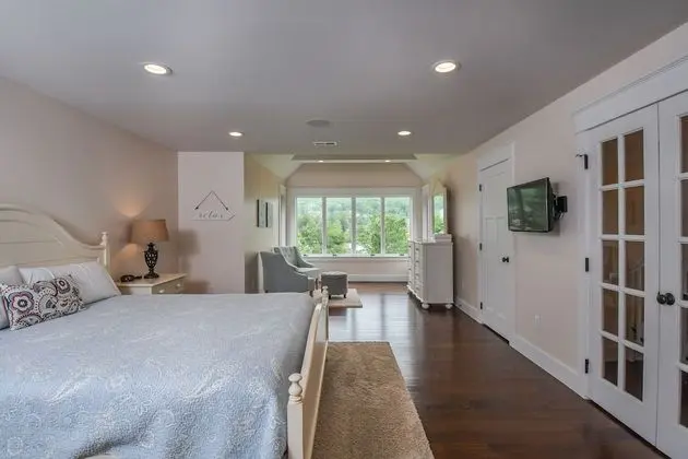 Ev, Birden Çok Yatak, Sıcak Su Havuzu