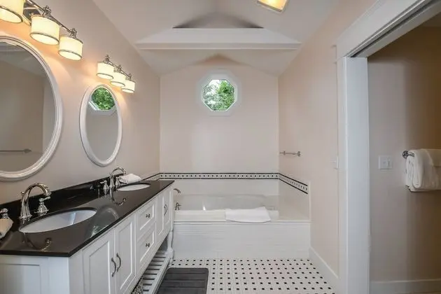 Ev, Birden Çok Yatak, Sıcak Su Havuzu