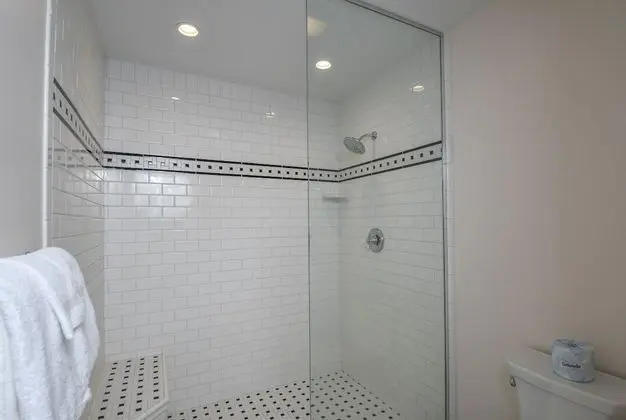 Ev, Birden Çok Yatak, Sıcak Su Havuzu