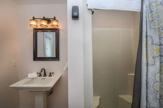 Ev, Birden Çok Yatak, Sıcak Su Havuzu