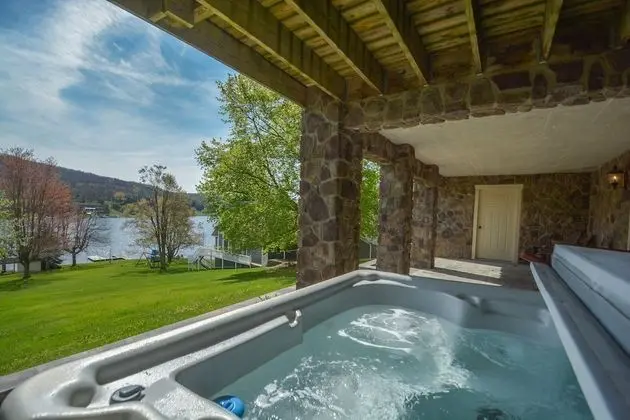 Ev, Birden Çok Yatak, Sıcak Su Havuzu