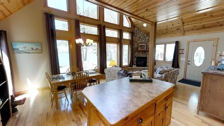 Ev, Birden Çok Yatak (Lakefront Hideaway)