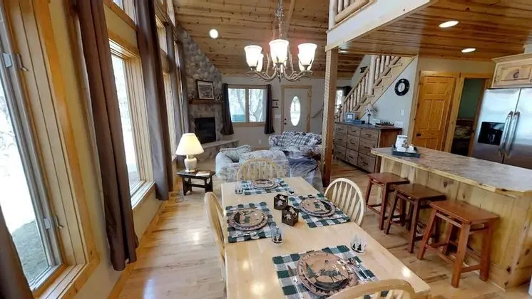 Ev, Birden Çok Yatak (Lakefront Hideaway)