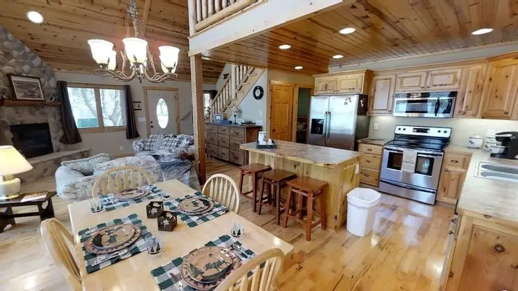 Ev, Birden Çok Yatak (Lakefront Hideaway)