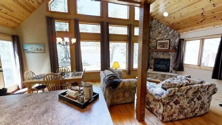 Ev, Birden Çok Yatak (Lakefront Hideaway)