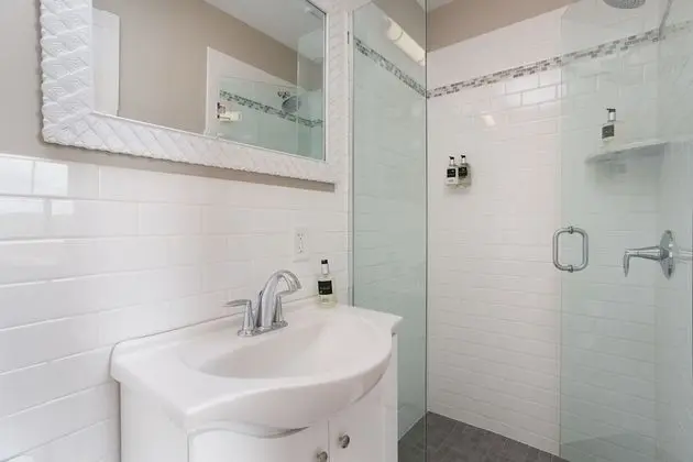 Tek Büyük Yataklı Oda, 1 Büyük (Queen) Boy Yatak, Özel Banyo, Göl Manzaralı