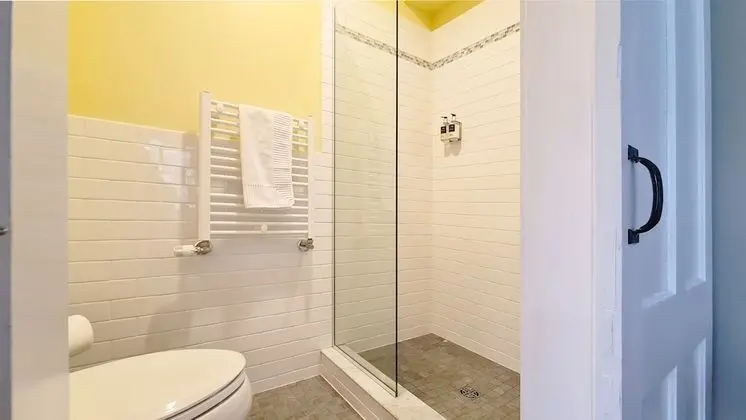 Tek Büyük Yataklı Oda, 1 Büyük (Queen) Boy Yatak, Özel Banyo, Göl Manzaralı