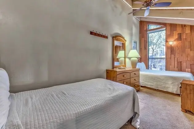 Çatı Katı (Loft), 2 Yatak Odası (Pinegrove, 1.5 Bath with Loft)