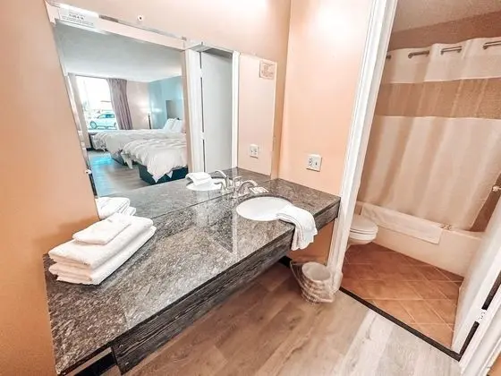 Oda, 2 Büyük (Queen) Boy Yatak