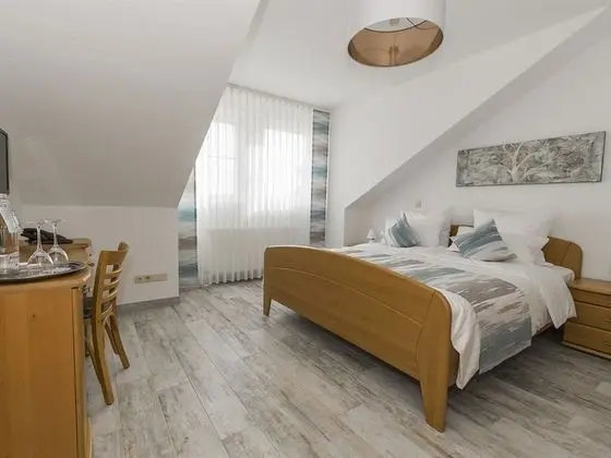 Tek Büyük Yataklı Oda, Banyolu/Duşlu (seitlichem Seeblick)