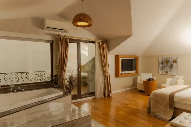 Deluxe Jakuzili Suite,Göl Manzaralı,Balkonlu