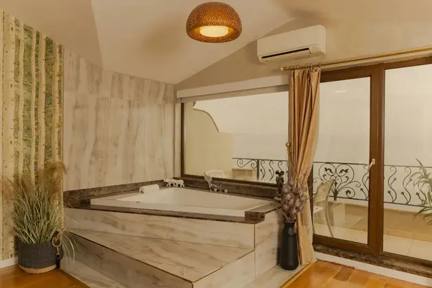 Deluxe Jakuzili Suite,Göl Manzaralı,Balkonlu