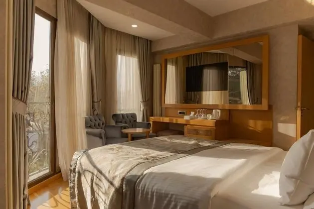 Triple,Bahçe Manzaralı,Fransız Balkonlu