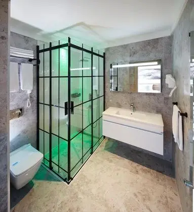 https://images.etstur.com/files/images/hotelImages/TR/215161/l/Lalila-Blue-Suites-Oda-325526.jpg