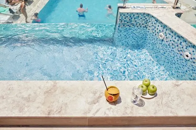 https://images.etstur.com/files/images/hotelImages/TR/215161/l/Lalila-Blue-Suites-Oda-325528.jpg