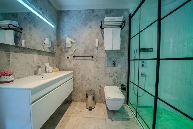 https://images.etstur.com/imgproxy/resize/2560x1440/files/images/hotelImages/etsrooms/1043/Lalila_Blue_Suites_20240806114220_3.jpg