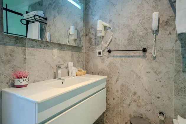 https://images.etstur.com/imgproxy/resize/2560x1440/files/images/hotelImages/etsrooms/1043/Lalila_Blue_Suites_20240806114220_4.jpg