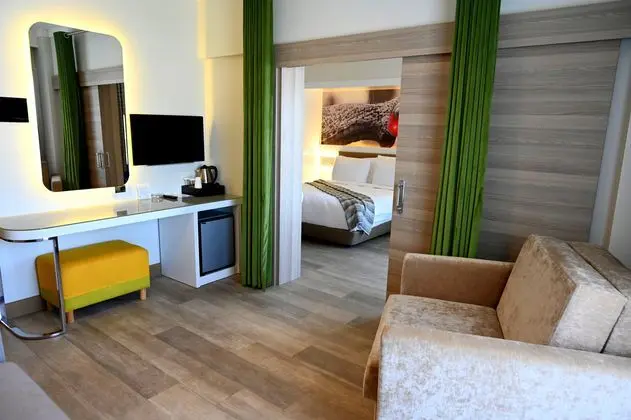 https://images.etstur.com/imgproxy/resize/2560x1440/files/images/hotelImages/etsrooms/1043/Lalila_Blue_Suites_20250114091802_1.jpg