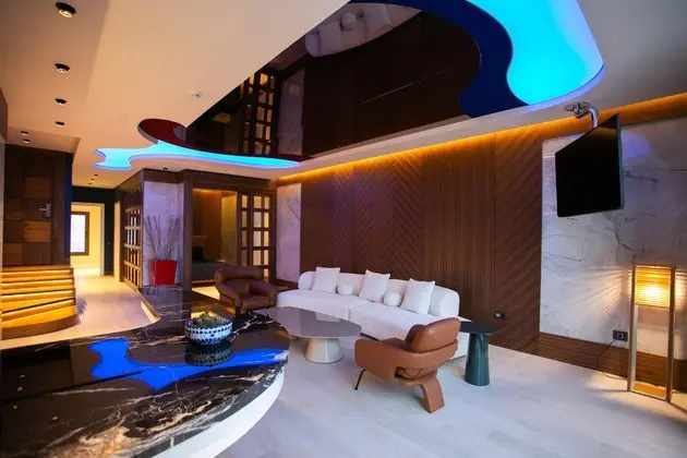 https://images.etstur.com/imgproxy/resize/2560x1440/files/images/hotelImages/etsrooms/1043/Lalila_Blue_Suites_20250708090808_0.jpg